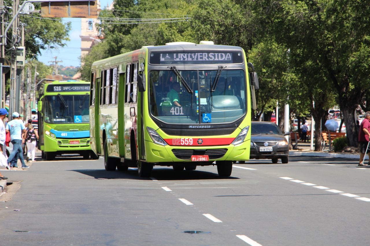 Ônibus coletivo na Avenida Frei Serafim