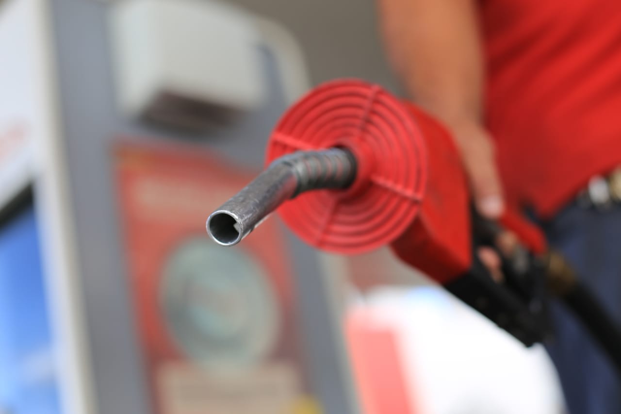 Frentista no posto de gasolina