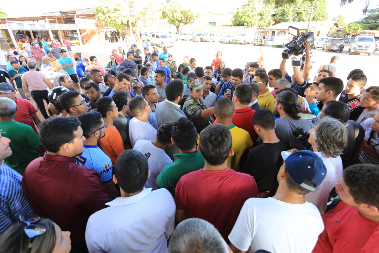 Manifestantes conversam com a coronel Júlia Beatriz