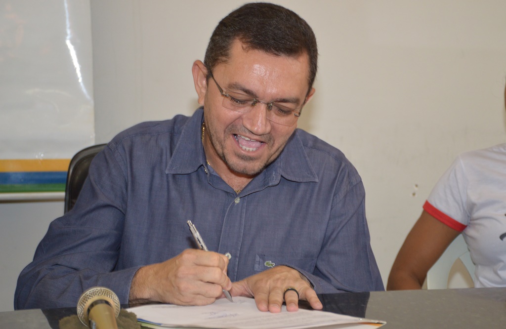 Padre Walmir nomeia novos aprovados em concurso