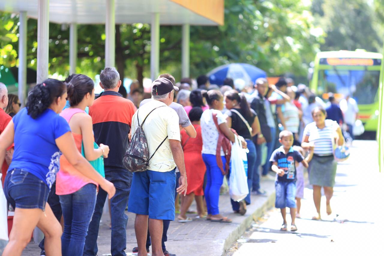 Usuários do transporte público nas paradas de ônibus de Teresina