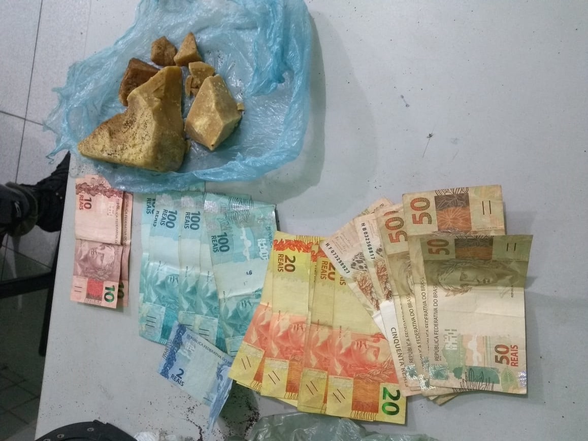 Dinheiro e drogas encontradas no veículo
