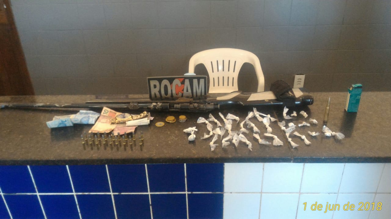 Duas trouxinhas de maconha, 31 embalagens de crack, um Rifle calibre .22, 18 munições compatíveis com a arma e mais uma munição restrita de Fuzil 762