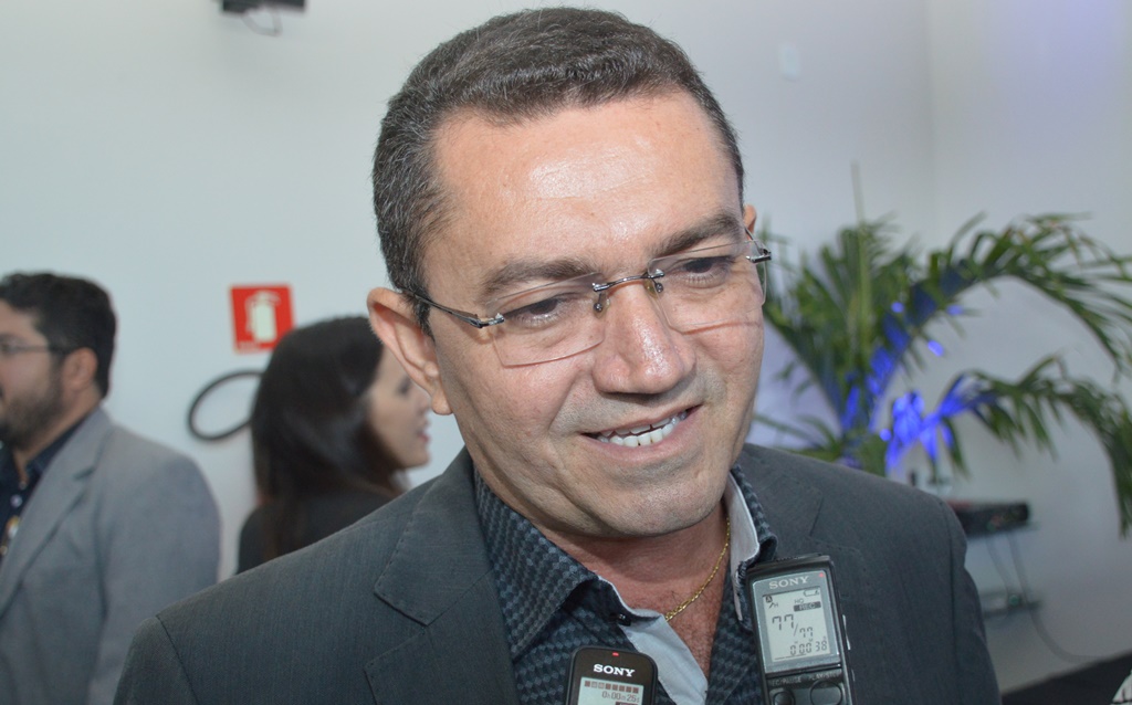 Padre Walmir sanciona projeto que concede reajuste aos servidores 