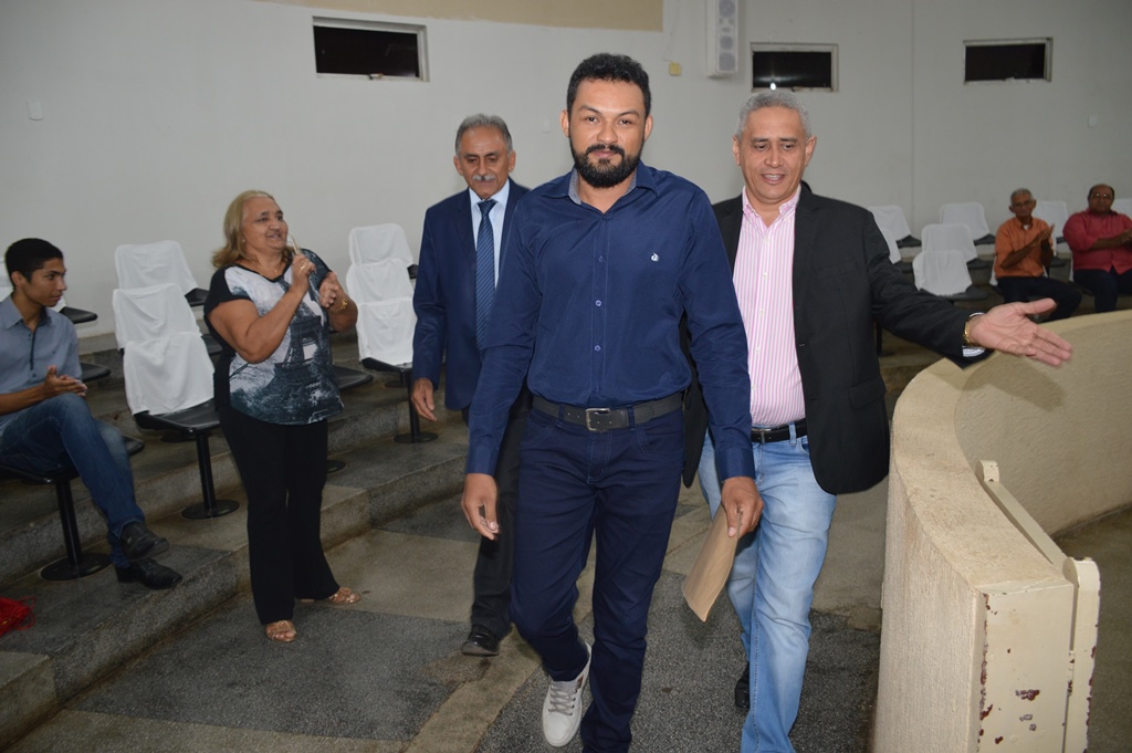 Homenageado é conduzido ao plenário