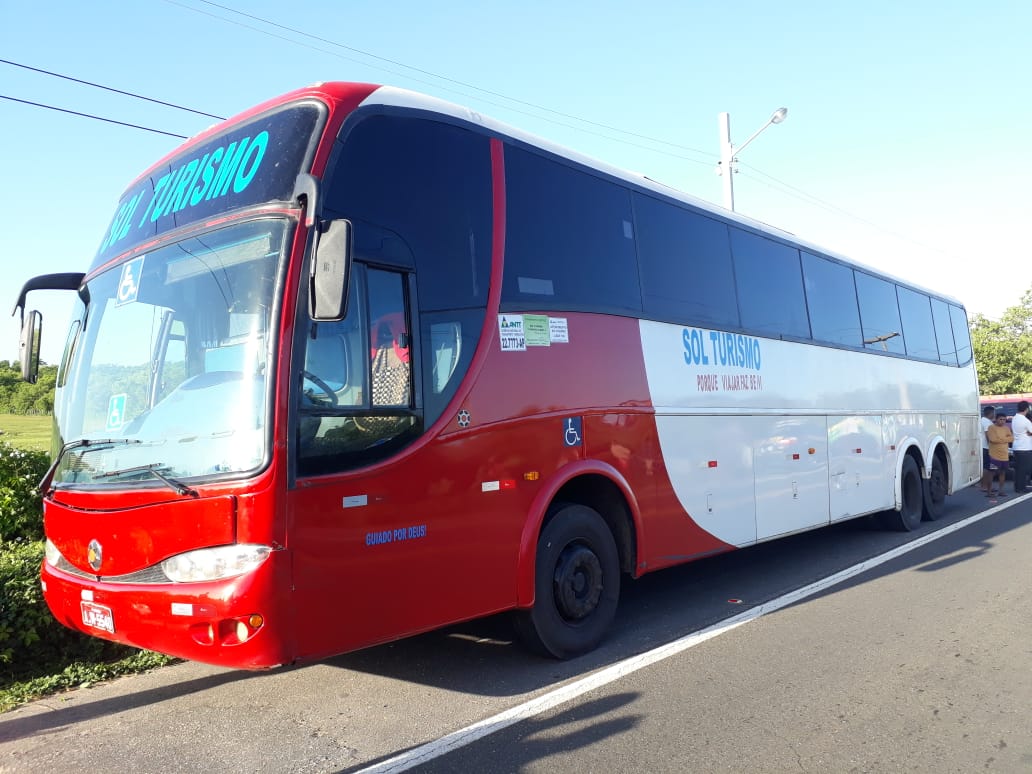 Ônibus de turismo permaneceu no local