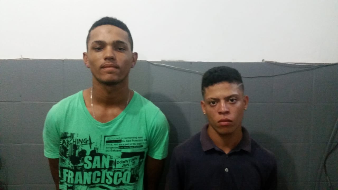 Presos com moto roubada e arma com munições em Timon