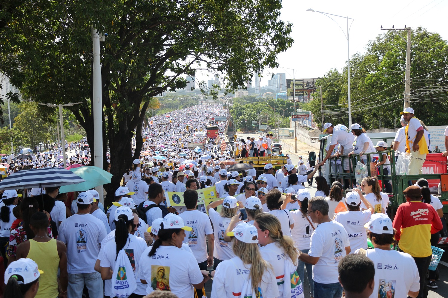 Multidão para a 23ª Caminhada da Fraternidade