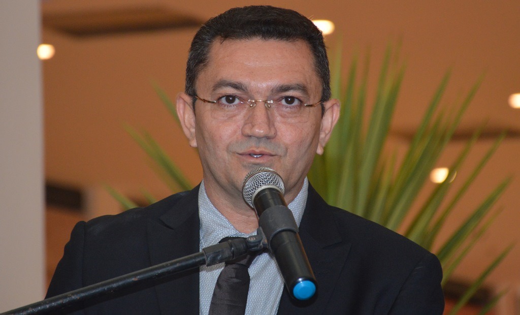 Padre Walmir celebra contrato sem licitação