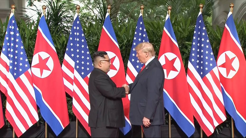 Aperto de mãos entre Trump