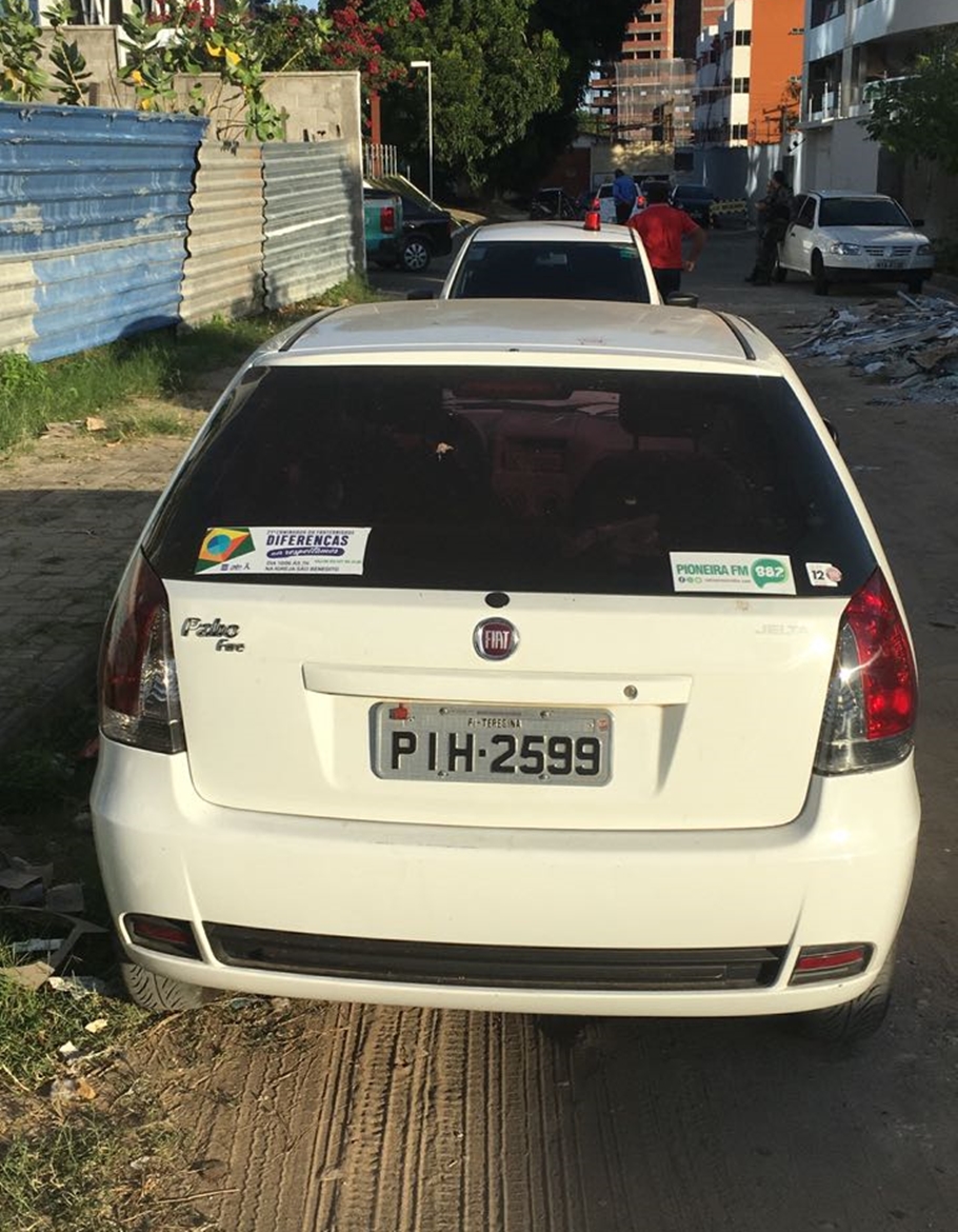 Carro tomado de assalto na zona leste