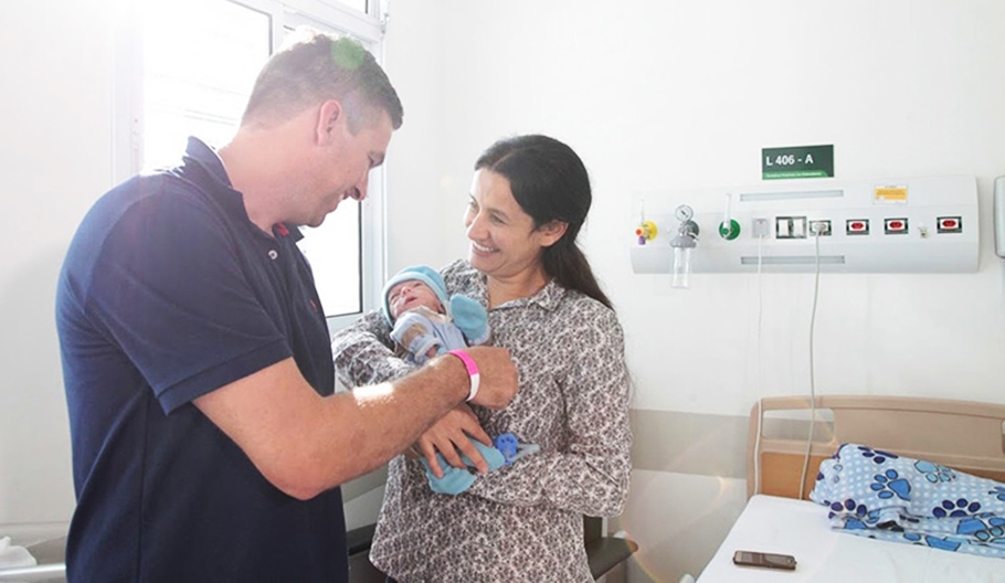 Pais comemoram alta do filho em Santos
