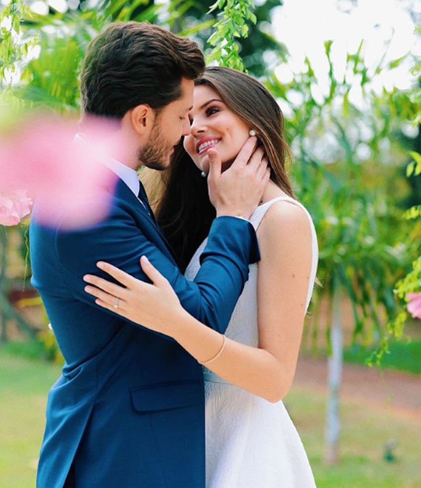Camila Queiroz e Klebber Toledo se casam no civil