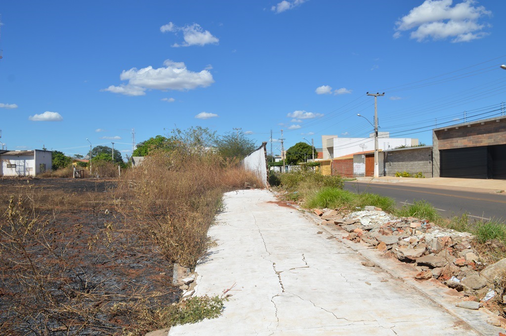 Muro está caído há três meses