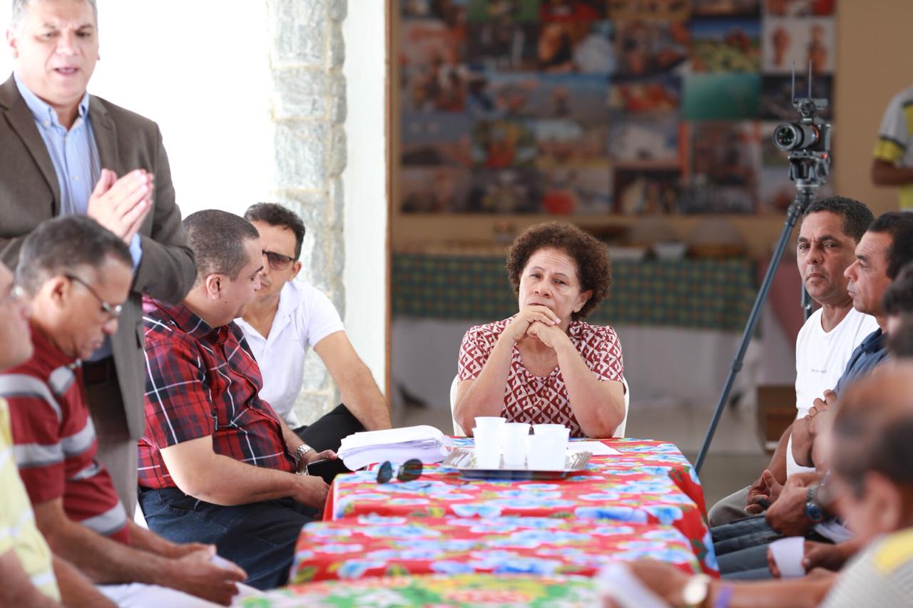 Senadora Regina Sousa se reúne com representantes da Cooperativa de Transporte Alternativo