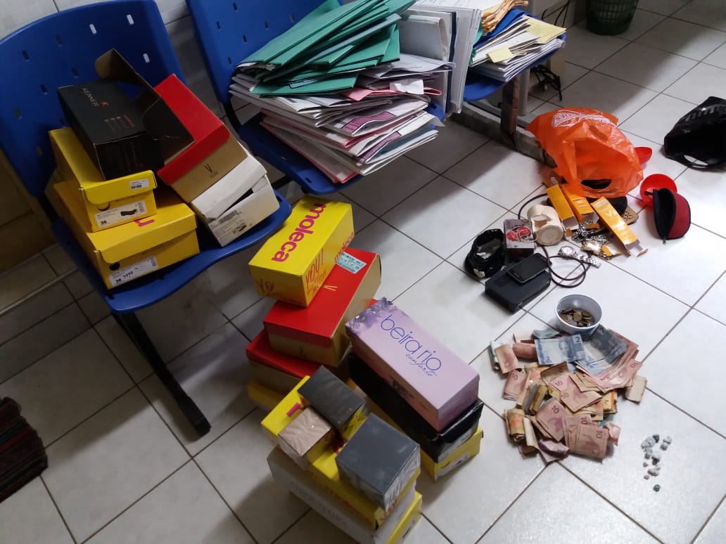 Dinheiro e produtos apreendios