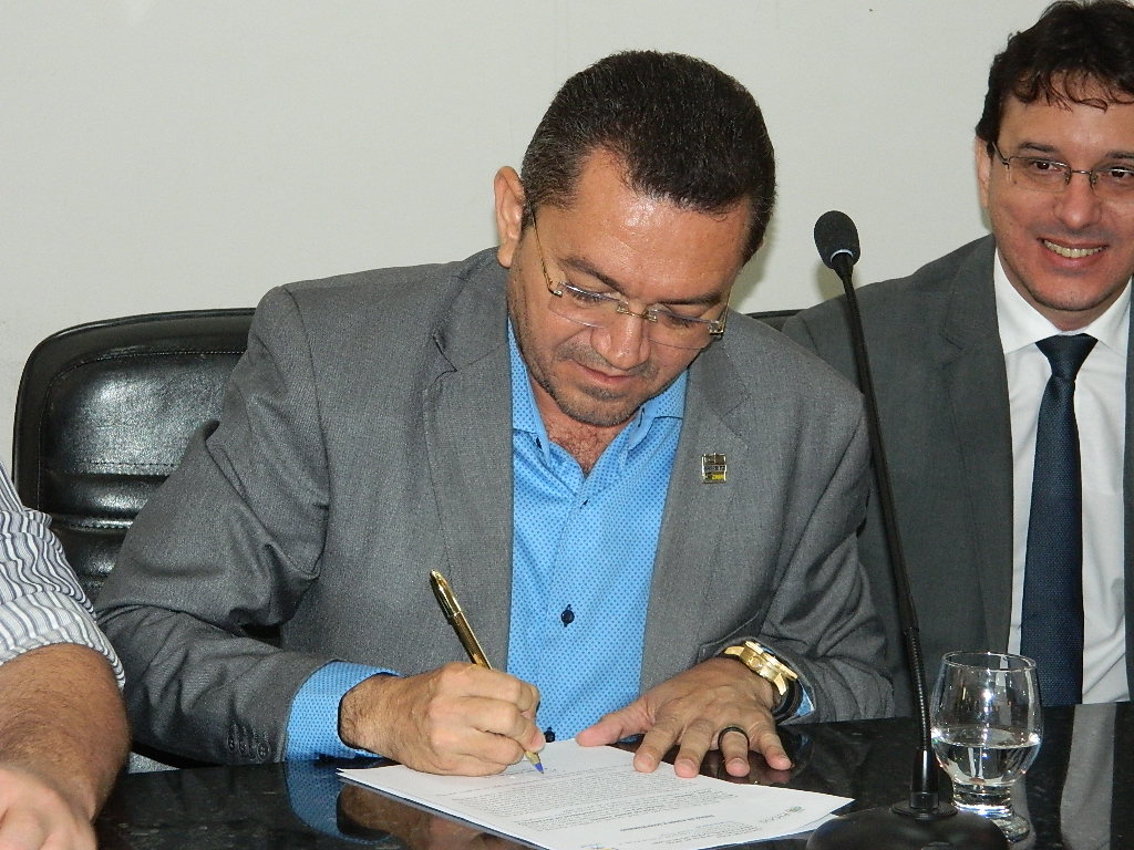 Padre Walmir empossa aprovados em concurso