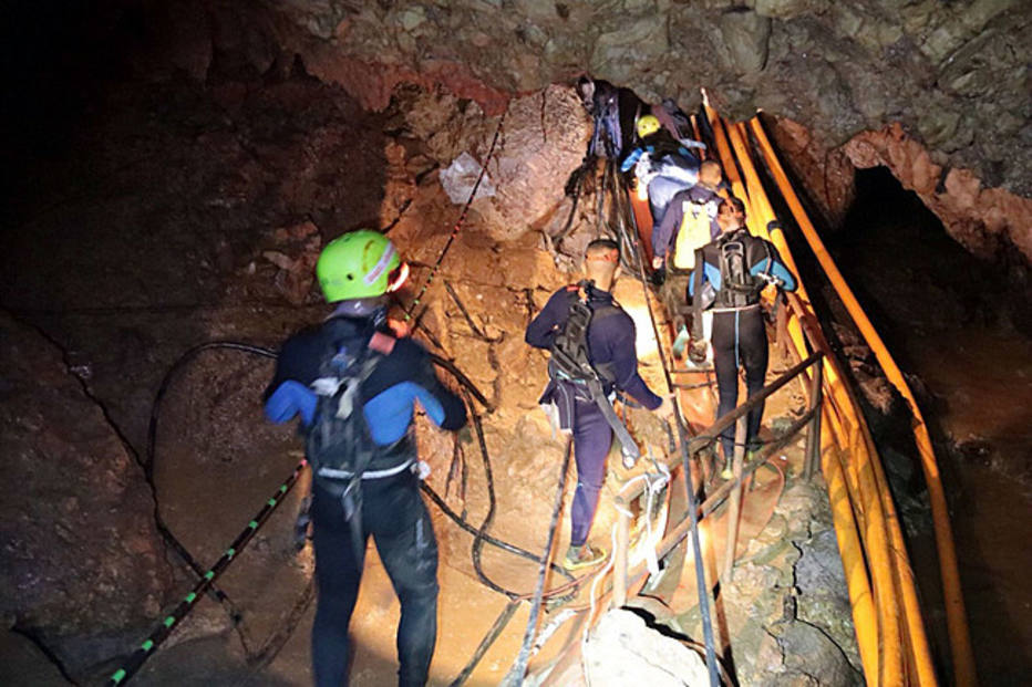 Equipe tenta resgatar vítimas presas em caverna inundada na Tailândia 