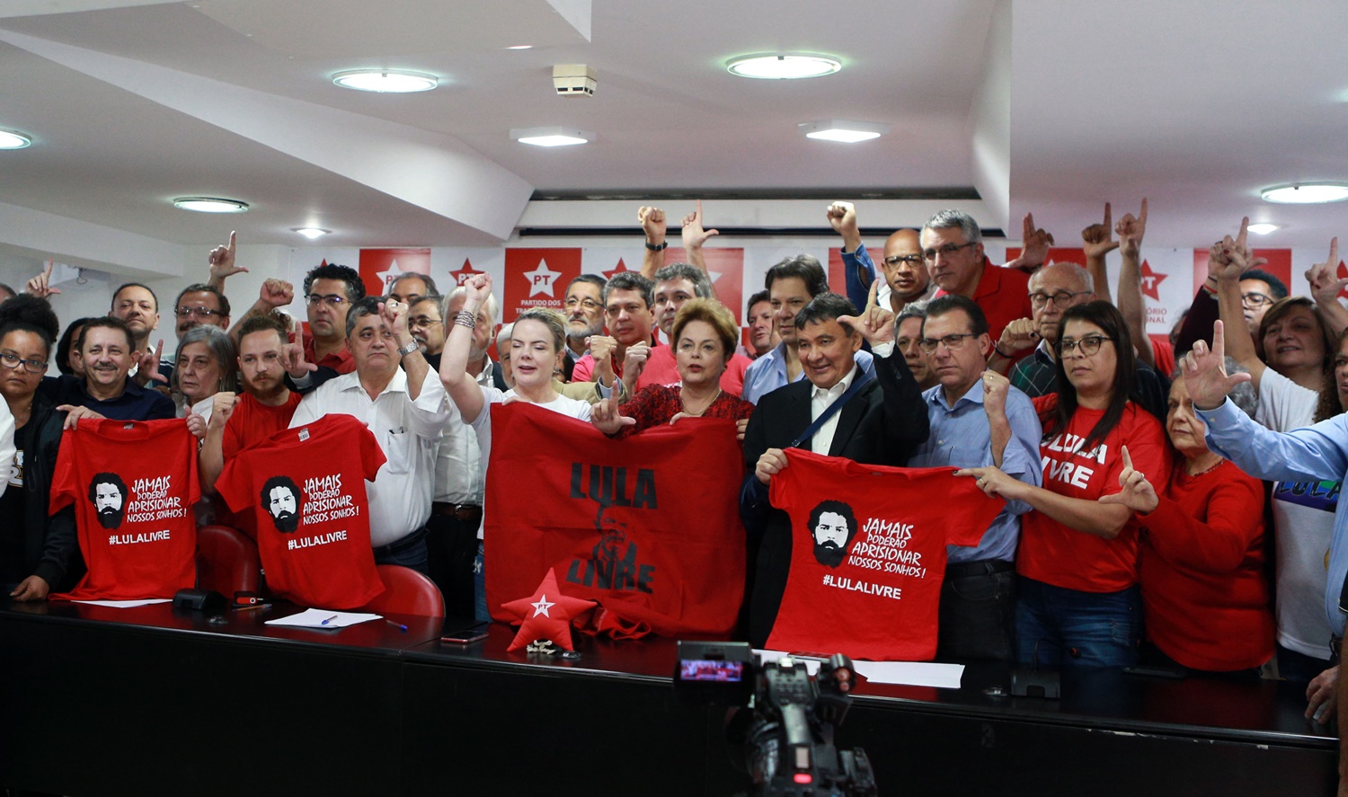 Gleisi Hoffmann (PR), e a ex-presidente Dilma Rousseff participam de reunião na sede do PT