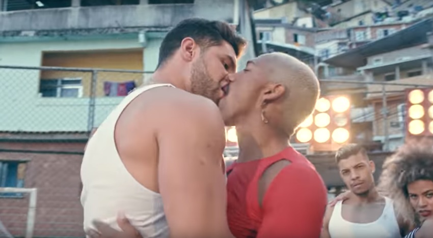 Nego do Borel causa polêmica ao beijar modelo em clipe