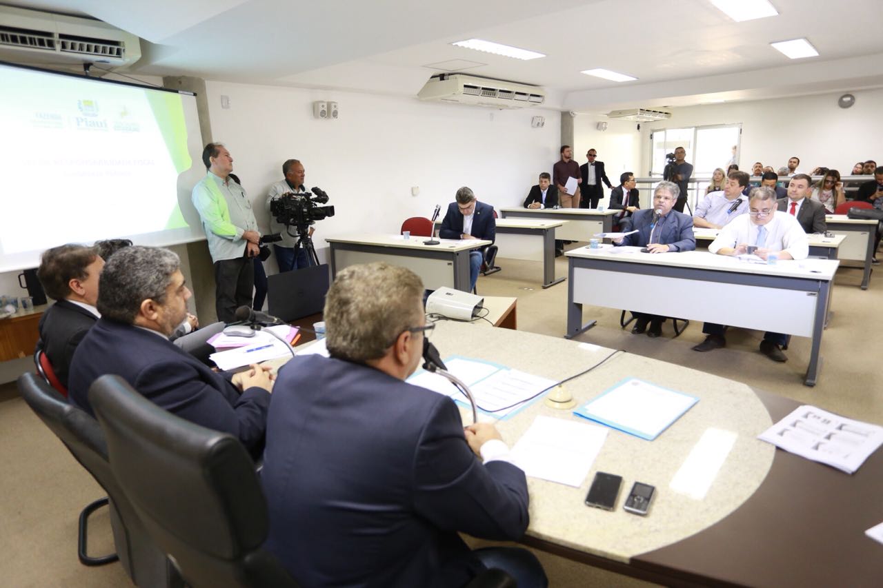 Deputados participam de reunião na Alepi