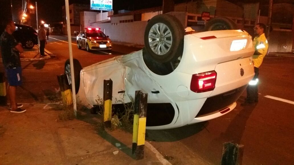 Carro capotou com o impacto