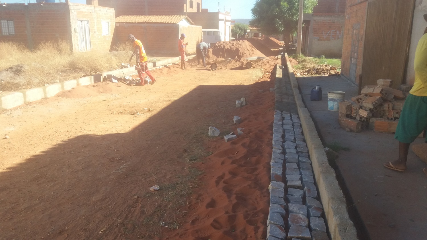 Obras de calçamento no bairro Morada do Sol em Picos