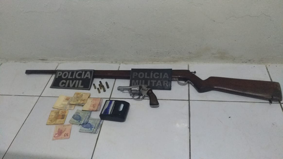 Parte do material apreendido pela Polícia Civil
