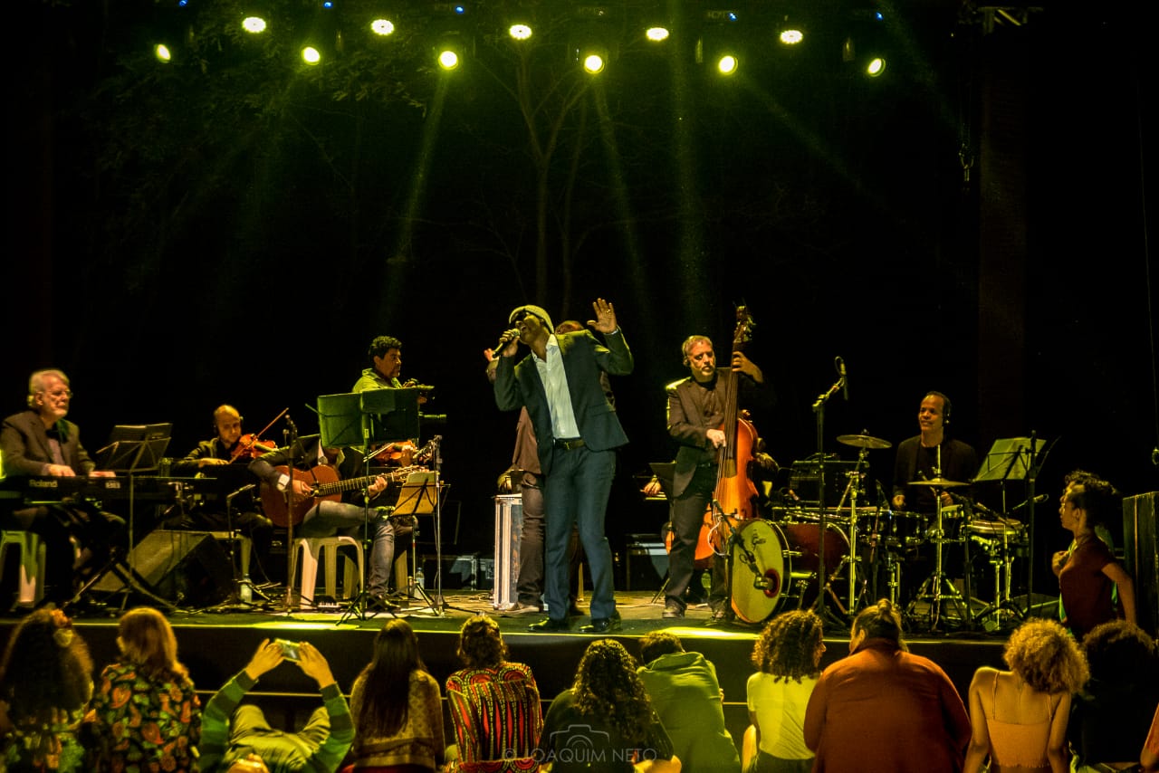 Toni Garrido durante apresentação na Ópera da Serra da Capivara