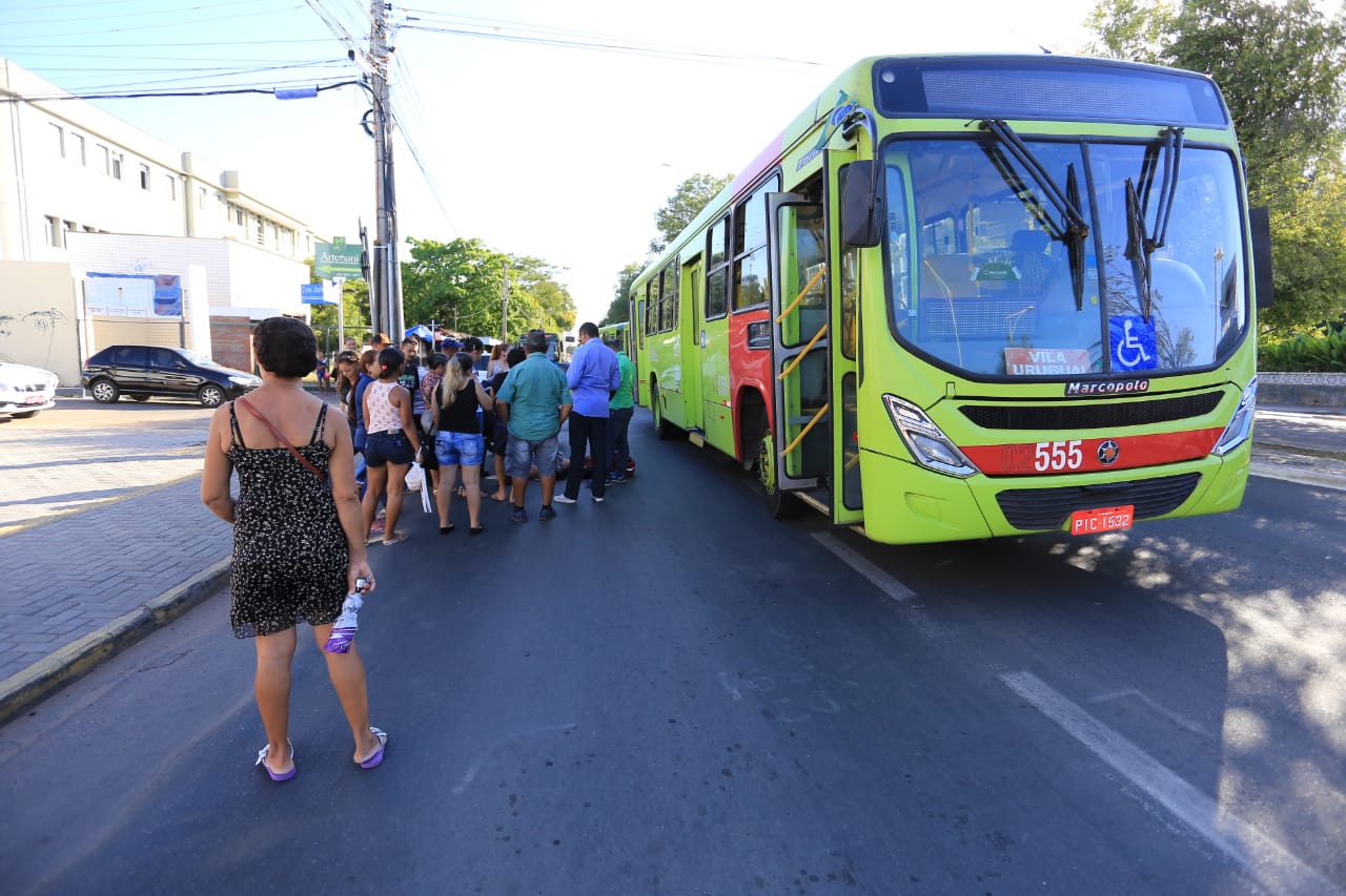 Curiosos se aglomeraram no local do acidente