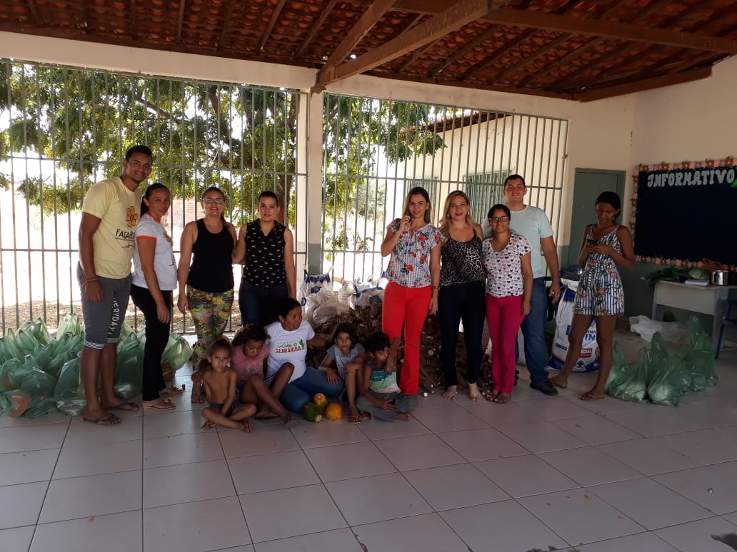 Famílias carentes recebem alimentos