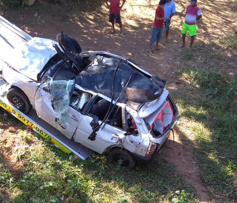 O carro ficou destruído com a queda
