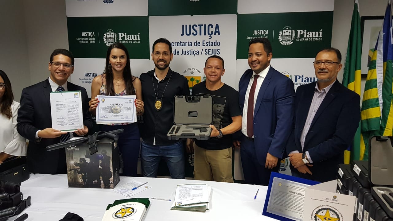 Franzé recebe arma do prof. Marcelo da Acadepen