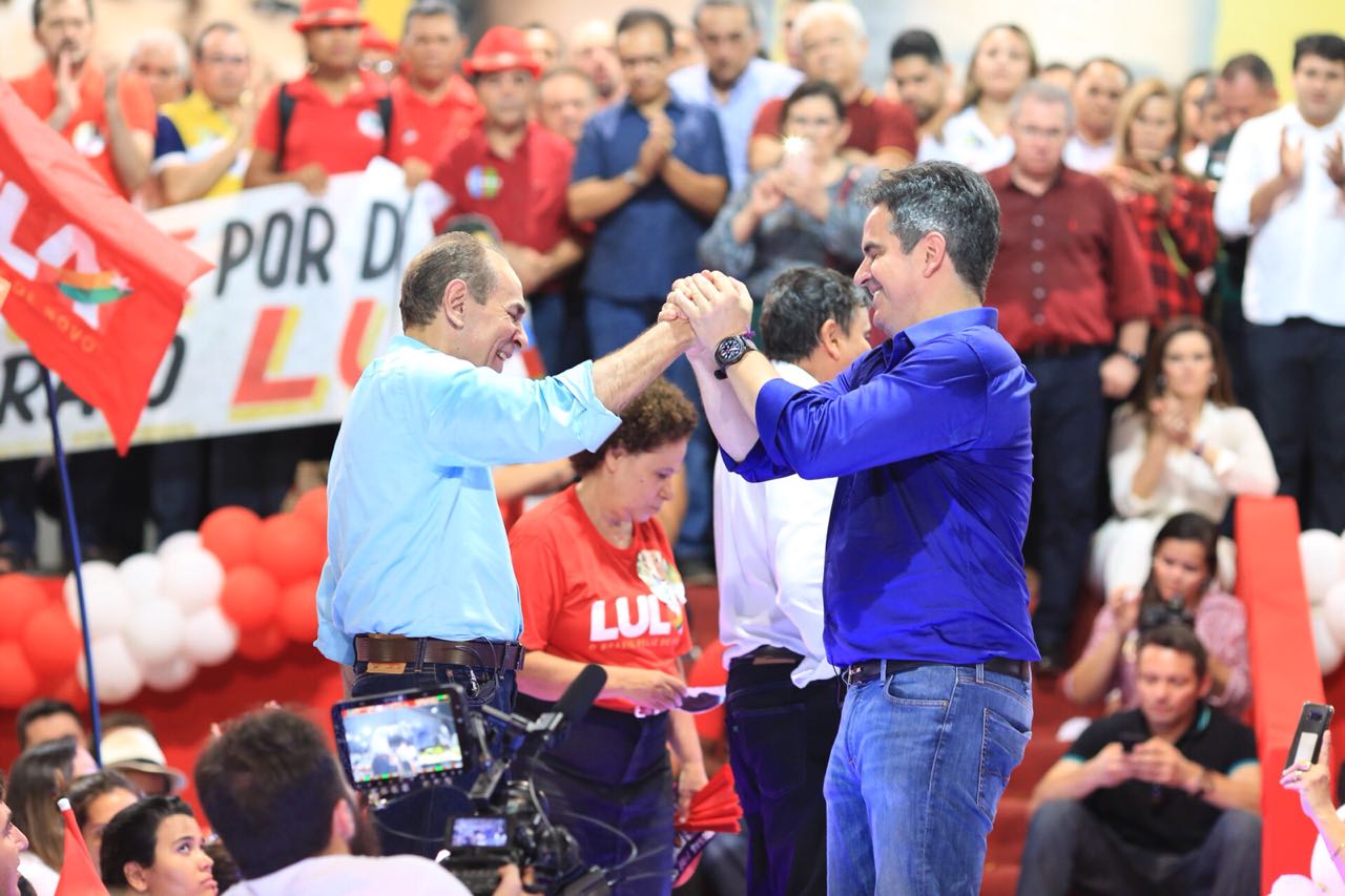 Marcelo Castro e Ciro Nogueira se cumprimentam durante convenção do PT