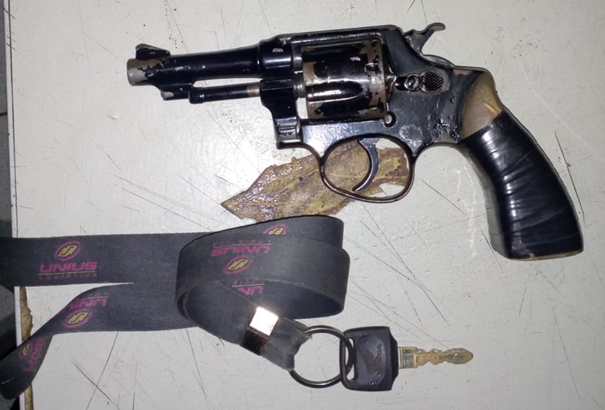 Foram apreendidos um revólver calibre 32, uma munição e uma motocicleta pop 100 preta. 