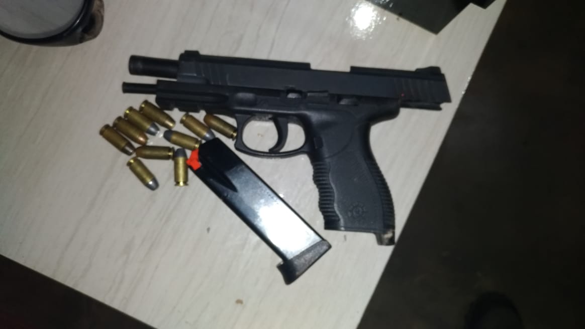 Foram apreendidos uma pistola .40 e 10 munições