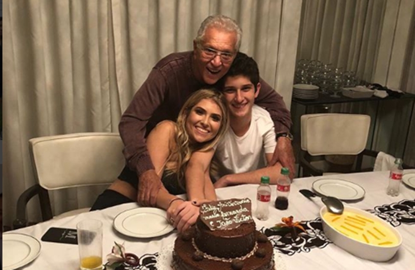 Carlos Alberto de Nóbrega ao lado dos filhos 