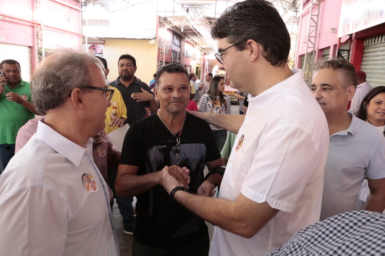 Luciano Nunes e Firmino falam com populares no Mercado do Dirceu