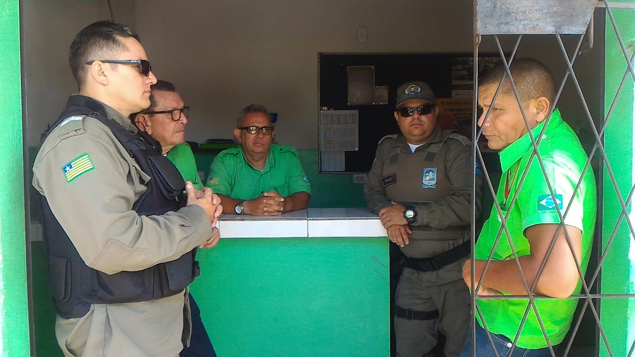 Os policiais aproveitaram para conversar com motoristas e cobradores