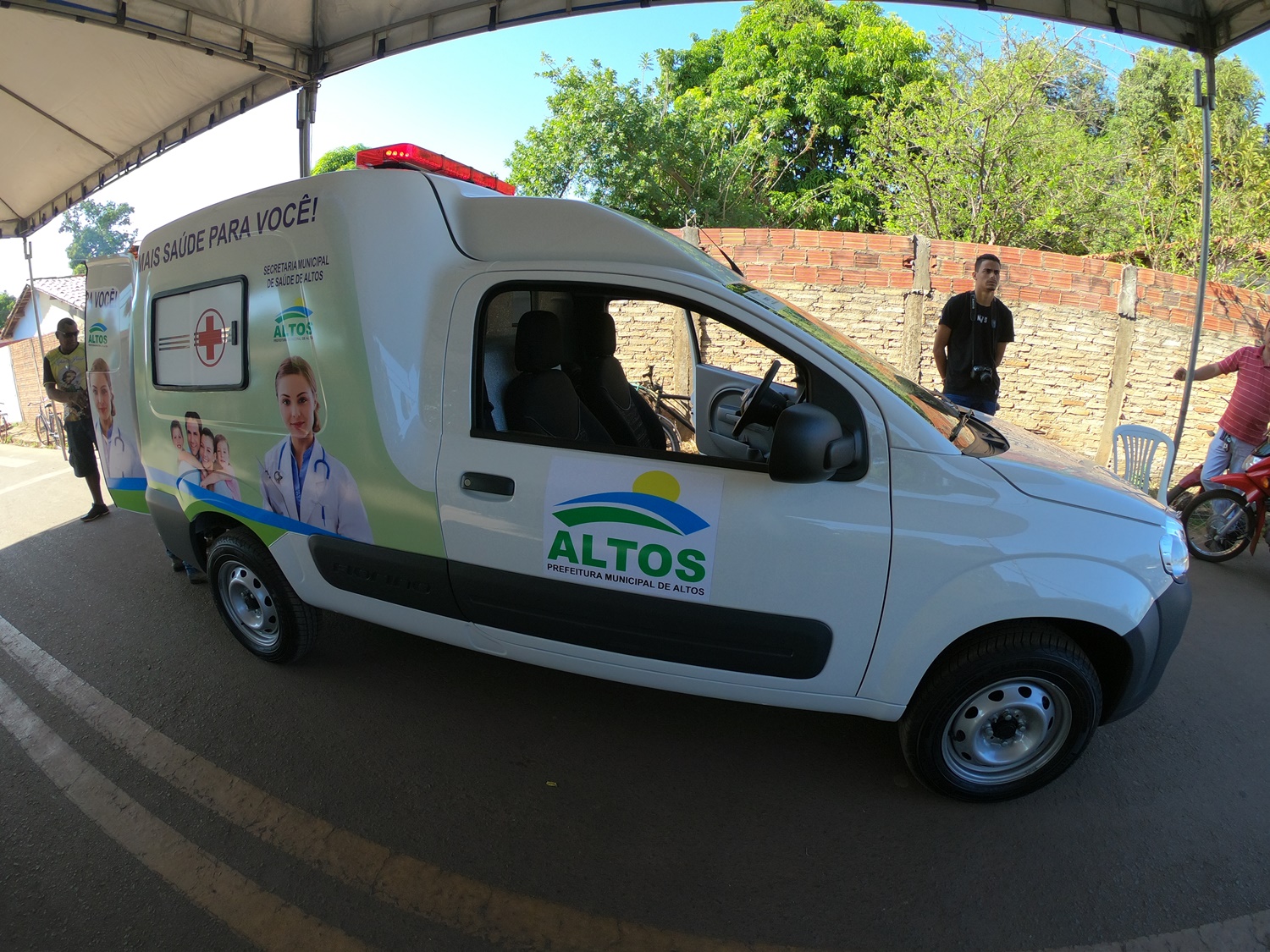Prefeitura entrega nova ambulância 