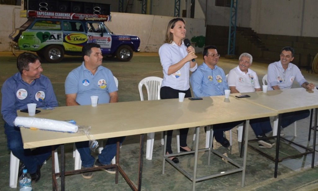 Elmano e comitiva durante encontro no Picoense Clube