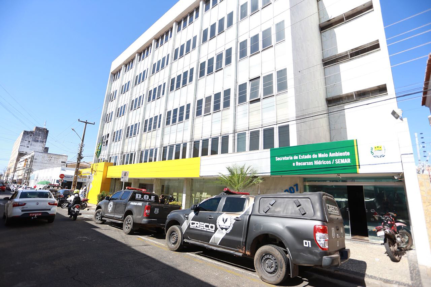 Polícia em Frente ao prédio da SEMAR 