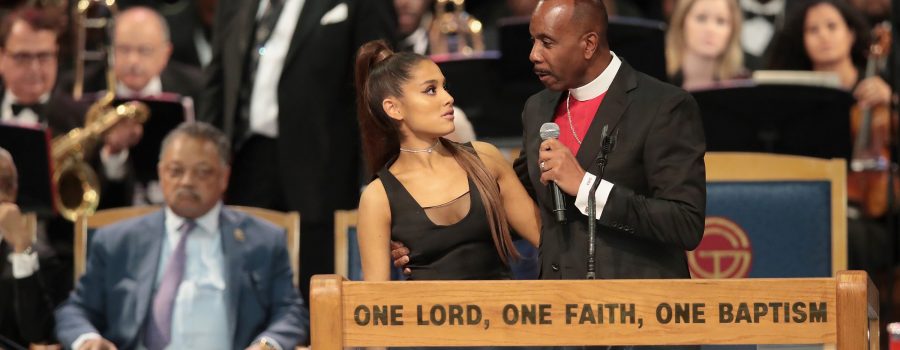 Pastor pede desculpas após tocar seio de Ariana Grande