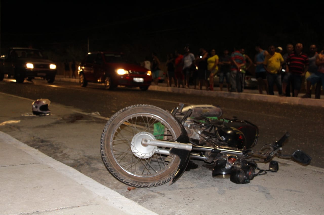 Motocicleta onde pai e filho estavam 