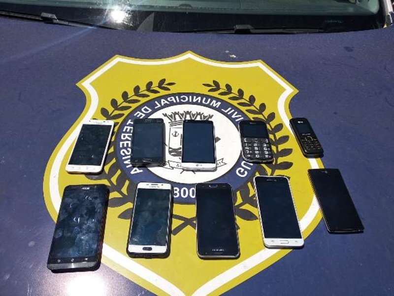 Celulares apreendidos na Praça da Bandeira