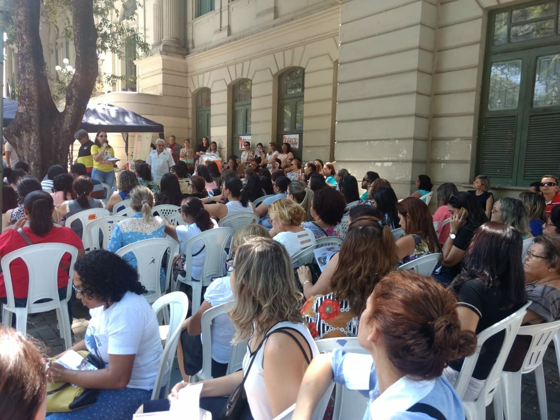 Diversos profissionais participaram do ato público