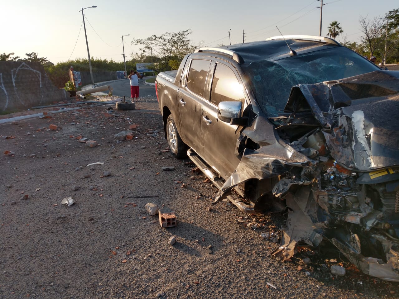 Carro ficou com a frente destruída