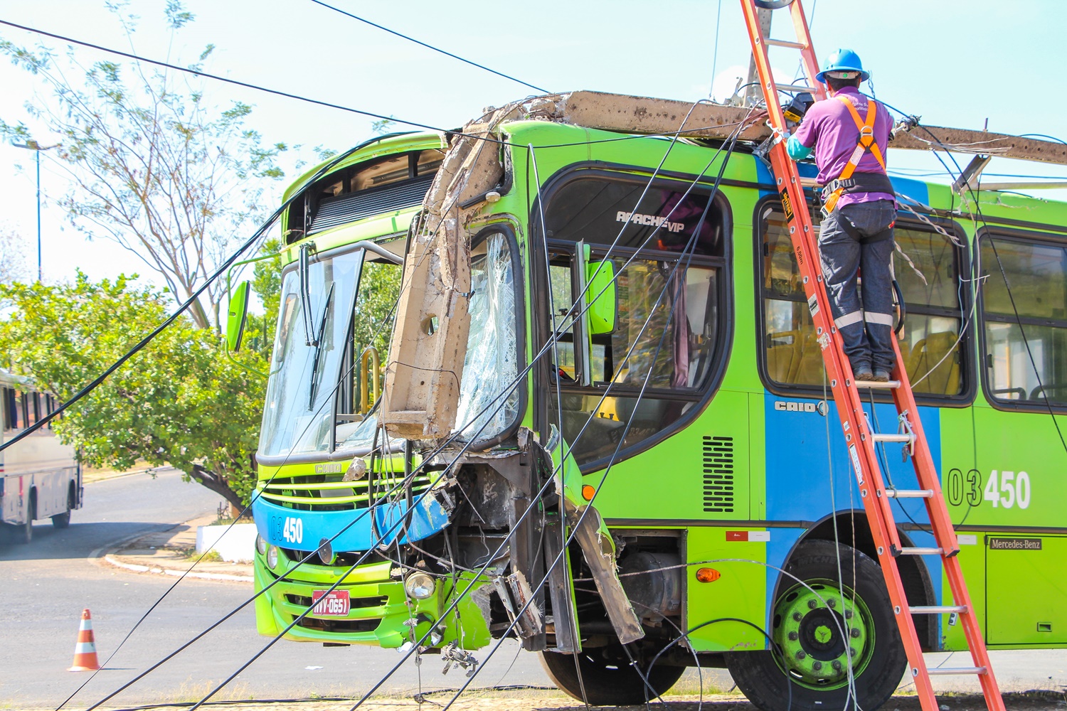 Ônibus colide com porte na zona sul de Teresina