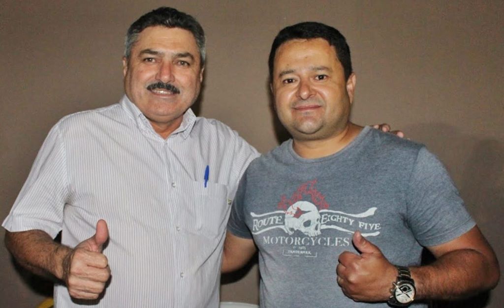 Prefeito Zé Ulisses, à esquerda, recebe adesão de vereador