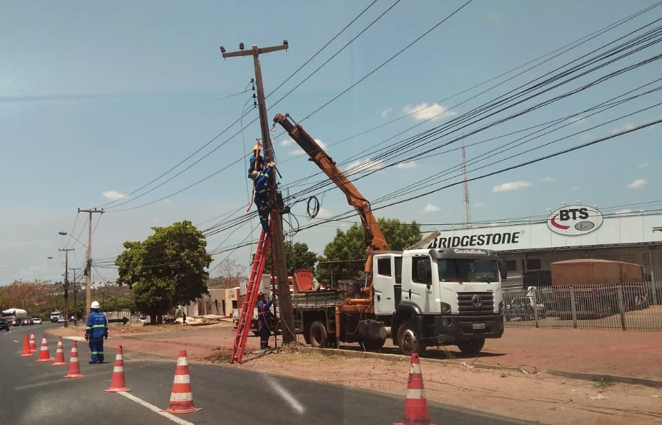 Equipe da Eletrobras fez a substituição do poste